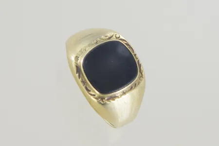 Ring med sten stl:21 bredd 14 mm, 14K Vikt: 7,1 g