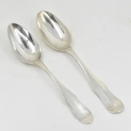 2 skedar med fiolskaft, längd 20½-21½cm, tillverkade T2-E3 / 1801-1811, gravyr, silver. Vikt: 94,7 g