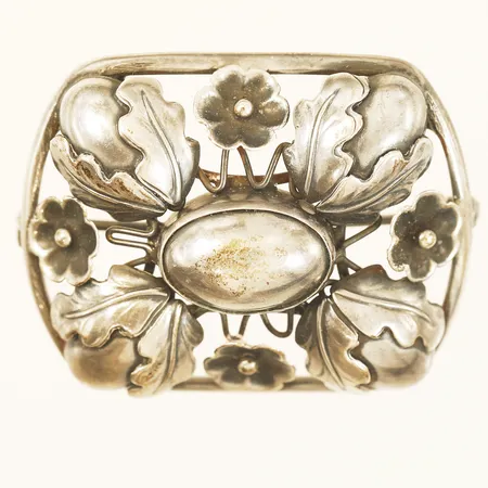 Brosch med dekor av ekollon, längd 45mm bredd 35mm Gussi-smycken AB Malmö år 1950, 830/1000 silver Vikt: 15,8 g