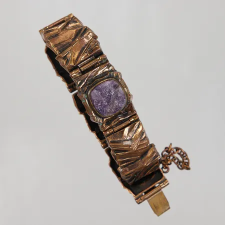 Armband ledat med ametister 18cm, bredd 20,5mm, signerad Pentti Sarpaneva, Finland 1960-70-tal, säkerhetskedja, brons