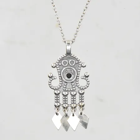 Kedja samt hänge med onyx Kalevala Koru, kedjans längd ca 69½-79½cm, hängets längd ca 50mm, etui, silver 925/1000. Vikt: 14,1 g