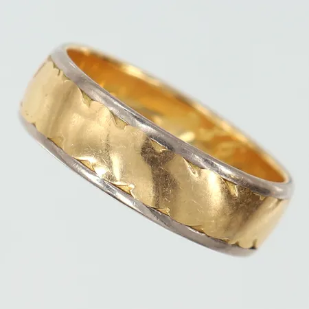 Ring med dekor stl:18 bredd 6mm gravyr tvåfärgat 18K.  Vikt: 5,6 g