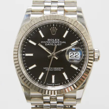 Herrur Rolex Datejust, stål, automatisk, 36mm, ref: 126234, snr: V89J6615, Cal. 3235, verknr: 7842Q123, boettnr: 2080, safirglas, datum, jubileelänk, ref: 62800, viklås, certifikat daterat 05.08.2022, 3 extra länkbitar, påse från Krons, box samt ytterbox. Vikt: 0 g