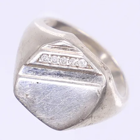 Ring med vita stenar stl: 18½ bredd 2-15mm silver 925/1000 Vikt: 5,7 g