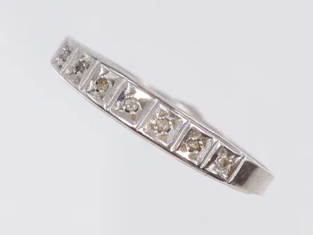 Ring vitguld skev med vita stenar 14K Vikt: 0,9 g