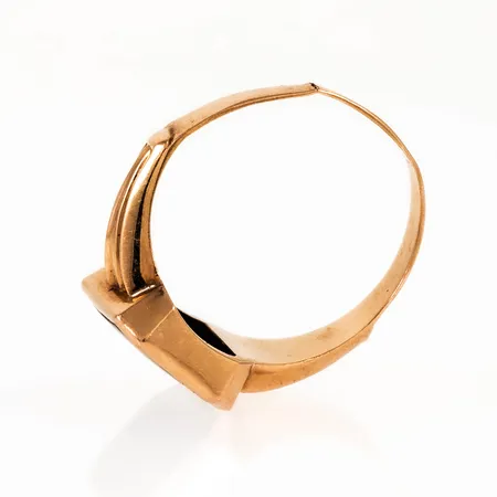 Klackring med en hematit, bucklig skev skena, 18K 6,1g. 