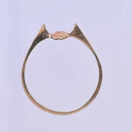 Ring stl:17, bredd 2 mm saknar sten 18K. Vikt: 1,3 g