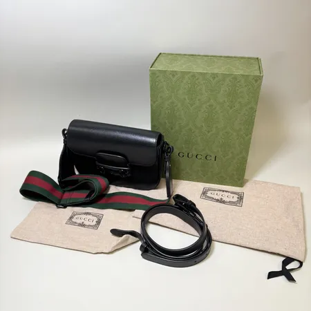 Väska Gucci Horsebit 1955 Foldover Top Crossbody Bag, svart, ref:726226AABE1, 21x15x5cm, avtagbar axelband samt extra axelband, dustbag, kartong, kvittokopia från Gucci Birger Jarlsgatan daterat 2023. Skickas med postpaket.