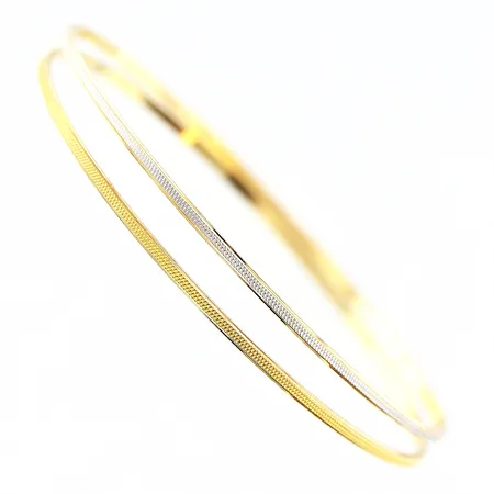 Barnarmringar gult och vitt guld Ø55mm, 2 st, bredd ca 1,5mm, smärre skevheter, 18K Vikt: 5,3 g