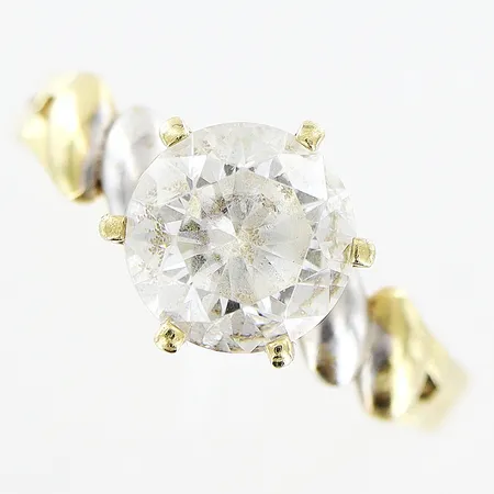 Ring med vit sten och vitguldsdetaljer stl:19, bredd 2-9mm, gravyr, skev skena, 14K  Vikt: 2,9 g