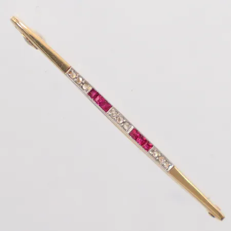 Brosch längd 5,7mm, bredd 2,2mm, rosenslipade diamanter 9x ca. 0,01ct, rubiner, 14K Vikt: 3,5 g