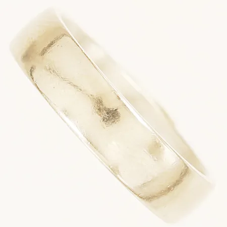 Ring slät vitguld stl:15¾, bredd 4,5mm gravyr, 18K Vikt: 5,4 g