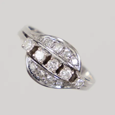 Ring med diamanter 5x ca 0,05ct, 8x ca 0,005-0,02ct, stl 16¾, bredd 1,8-10mm, vitguld, 18K Vikt: 3,5 g