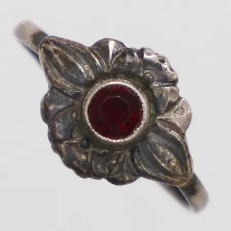 Ring röd sten stl:15½, bredd 1,6-9,3mm, silver Vikt: 0,9 g