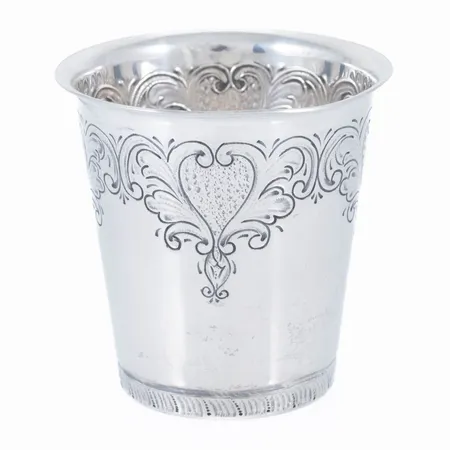 Bägare i silver med cicelerad dekor. Höjd: 66 mm. Ø 68 mm upptill. Stämplad LA, Arbogas stadsstämpel, kattfot, S, Q9 (1966). Signaturstämplad Lisa Andersson. Liten ojämnhet på kanten. Vikt 45,0g. 
