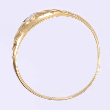 Ring med vit sten stl: 15¼ bredd 2-5mm något skev skena 18K Vikt: 1,2 g