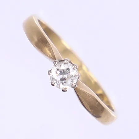 Ring med diamant 1x ca 0,20ct stl:16¾, bredd 2-4mm, något missformad skena, stor svart inneslutning mitt i diamant, mycket slitna svenska stämplar, 18K Vikt: 2,3 g