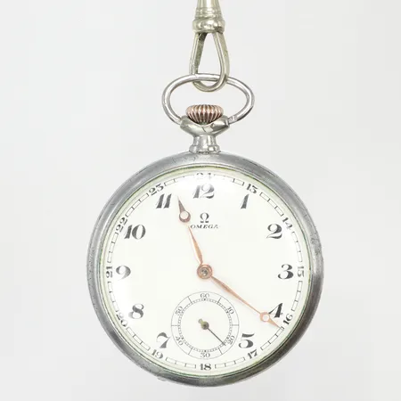 Fickur Omega Ø48mm boett nr. 9293789 snr. 8550723 cal. 38.5L.T1 ca år 1934, manuell uppdragning, vitmetall, med kedja i vitmetall 