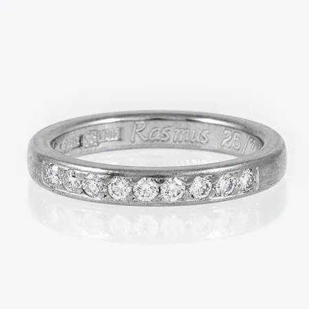 Ring Classic med 9x0,03ct briljantslipade diamanter stl:16 bredd 2,9mm, höjd 1,9mm, gravyr, vitguld 18K 4,0g. 