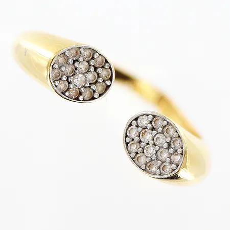 Ring med vita stenar stl:18, bredd 2-5,5mm, skev skena, 21K. Vikt: 3,2 g