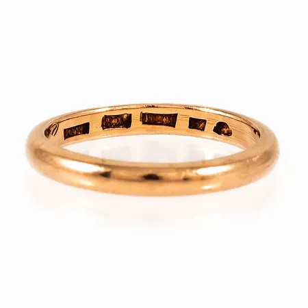 Ring slät stl:19½ bredd 3mm höjd 2mm, gravyr, 18K 5,0g. 
