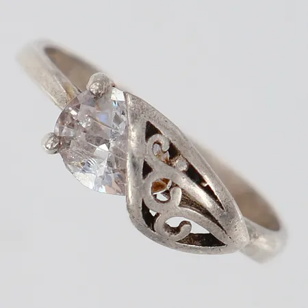 Ring med vit sten stl:18½ bredd 2,5-6,5mm silver 925/1000 Vikt: 2,4 g