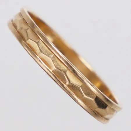 Ring Schalin stl:20, bredd 4mm, ograverad, 18K  Vikt: 3,6 g