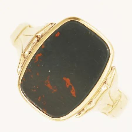 Ring med onyx stl:18 bredd 3,5mm gravyr skadad sten 20K bruttovikt 4,5g Vikt: 4,5 g