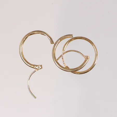 Udda örhängen, defekt, 18K Vikt: 0,6 g