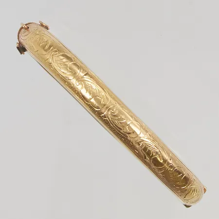 Armring med dekor 58x52mm bredd 7mm något skev 18K 20,8g.