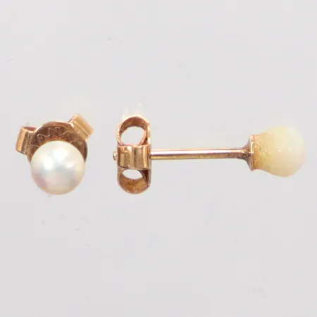 Ett par örhängen pärlor Ø4,3mm, en pärla defekt sliten, 18K Vikt: 1 g