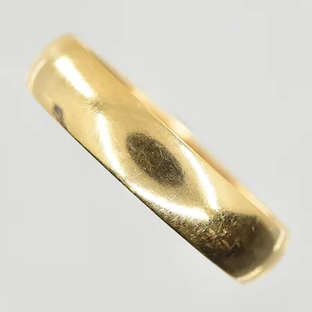 Ring Schalin stl:20¾, bredd 5mm, gravyr, 18K. Vikt: 4,6 g