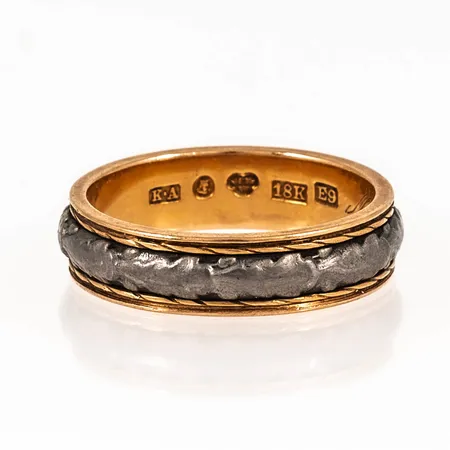 Ring med monelband stl:20¼ bredd 6mm, gravyr, 18K 7,2g. 
