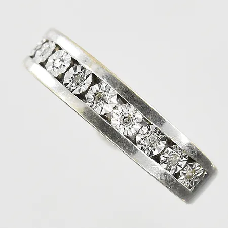 Ring med vita stenar GHA stl:14¾, bredd 3-4mm, silver 925/1000. Vikt: 3,2 g