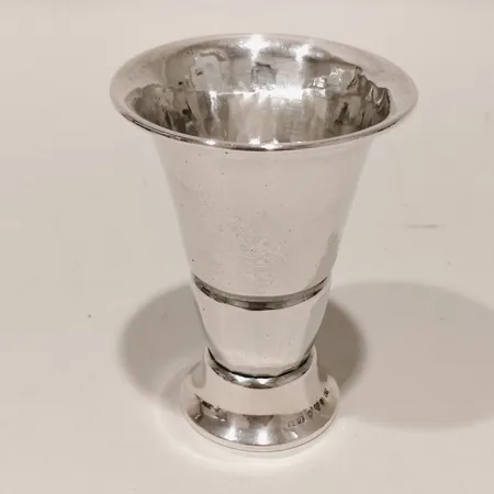 Pokal hamrad höjd 7,5cm Edlunds Silverfabrik B H Stockholm år 1925, gravyr, buckla silver Vikt: 31,7 g