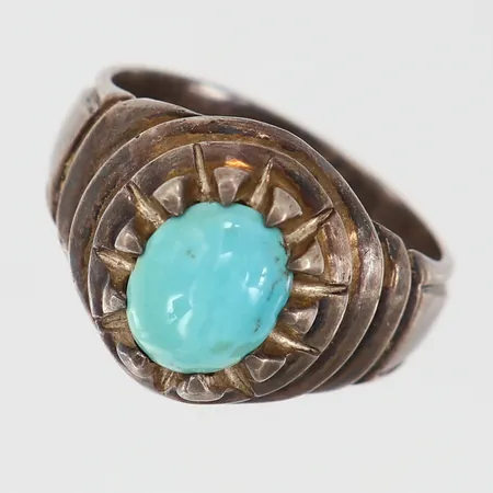 Ring med troligen turkos stl:19¾ bredd 6-16mm, ostämplat silver Vikt: 10,2 g
