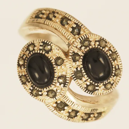 Ring med svarta stenar samt markasiter stl:18¼ bredd 3,7-16,5mm 925/1000 silver Vikt: 6,6 g