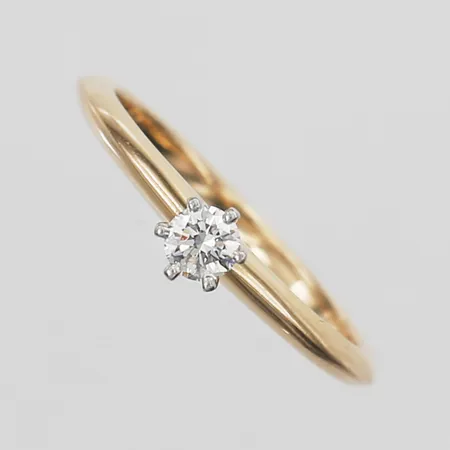 Ring Tiffany & co med briljantslipad diamant 0,18ct, kvalitet ca TW(F-G)/VS, stl: 17¼, 18K guld samt platina, vikt 2,5gr, originalask, Yttterkartong samt påse. Kvitto från Kaplans.  Vikt: 2,5 g