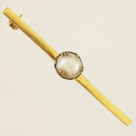 Brosch med pärla 52mm gravyr repig 18K Vikt: 5 g