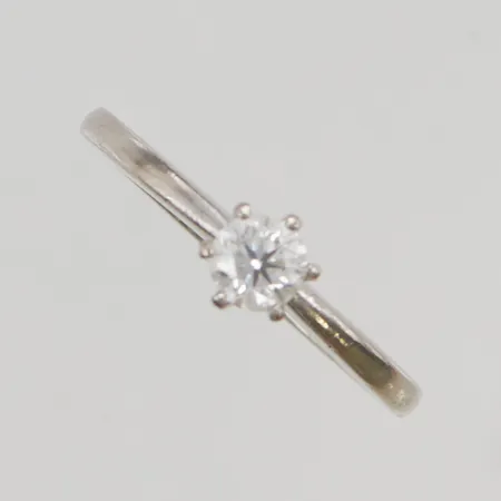 Ring diamant 0,30ct enligt gravyr kvalitet W/SI, stl:15½ bredd 5mm graverad, vitguld 18K 2,9g.