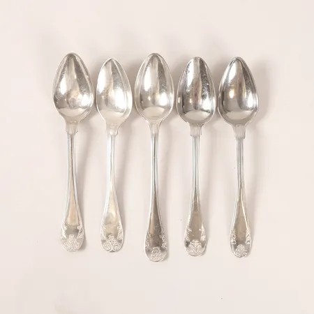 Fem skedar modell Gammal fransk längd 14,5cm, en med gravyr, silver 830/1000 Vikt: 82,3 g
