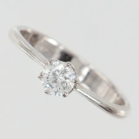 Ring med vit sten stl:18¾ bredd 3,5-5,5mm Silver 925/1000.  Vikt: 2,5 g