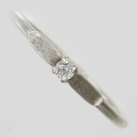 Ring med vit sten stl:18½, 925/1000 silver Vikt: 0,8g Vikt: 0,8 g