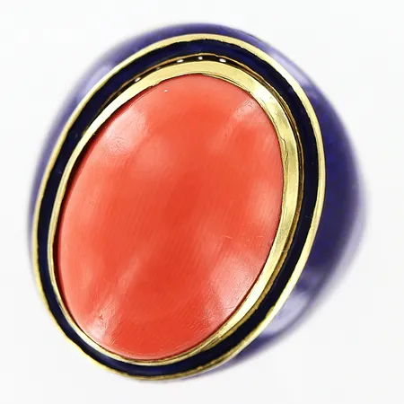 Ring med korall och blå emalj stl: 16½, bredd framtill 20mm, repor på emalj, 18K Vikt: 9,9 g