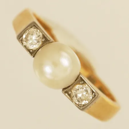 Ring med gammalslipade diamanter 2xca0,10ct samt pärla, stl17¼, 18K Vikt: 4,7 g