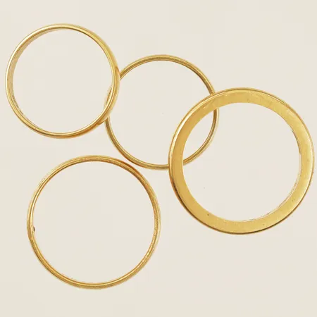 4 ringar släta gravyr 18K Vikt: 10,5 g