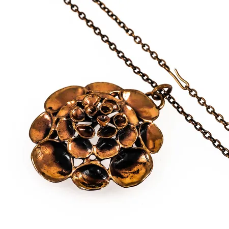Collier Lava Hannu Ikonen Finland 60cm med hänge 51x64mm, brons 36,3g. 