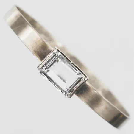 Armring med bergkristall BEH Bengt Hallberg Guldsmeds AB, innermått ca 60x50mm, år 1973, något skev, nagg på sten, silver 925/1000 Vikt: 15 g