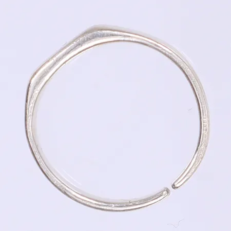Ring stl: 17½ bredd 3-6mm klippt skena silver 925/1000 Vikt: 3,7 g