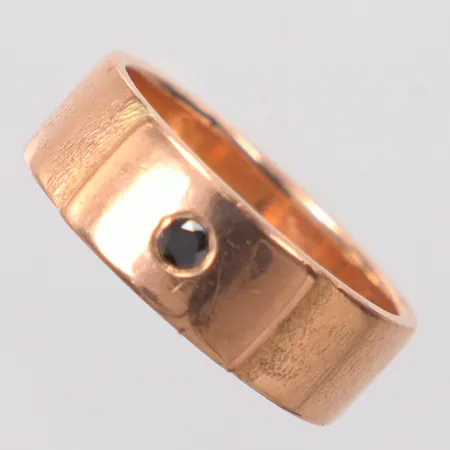 Ring stl. 21½ bredd 8mm, liten svart sten, 14K Vikt: 12,1 g